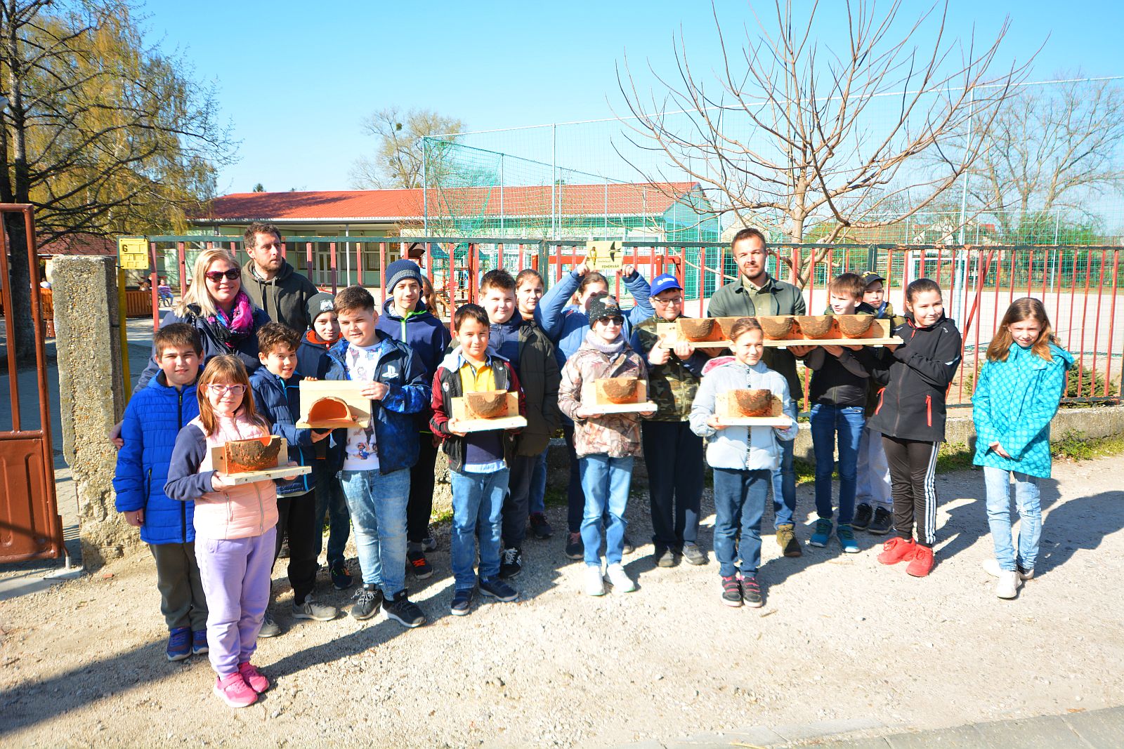Fecskebarát Fehérvár program - a Táncsics suli is fecskefészkeket kapott